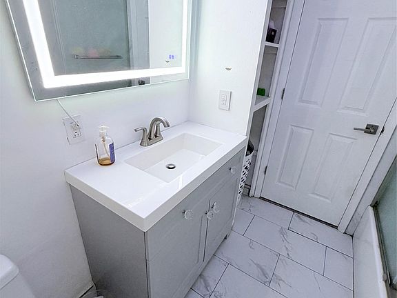 3rd image of 1414 N Vernon Ave
