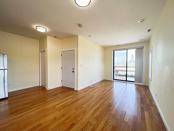 4th image of 213 W 25th Pl #3
