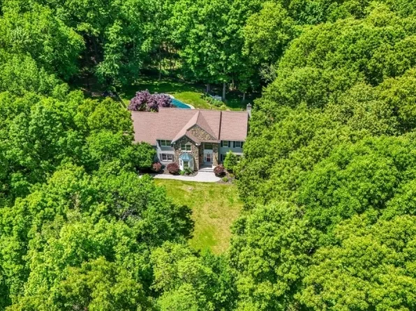 8 Nicole Terrace, Lebanon Twp., NJ 08826