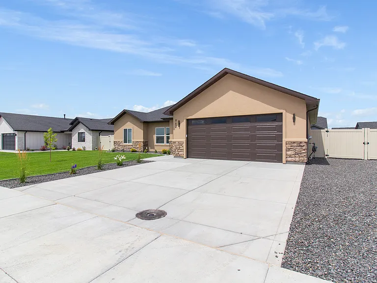 962 Quartz Rd — Photo 2