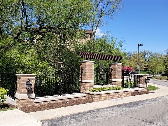 3rd image of 120 Lakeview Dr APT 301