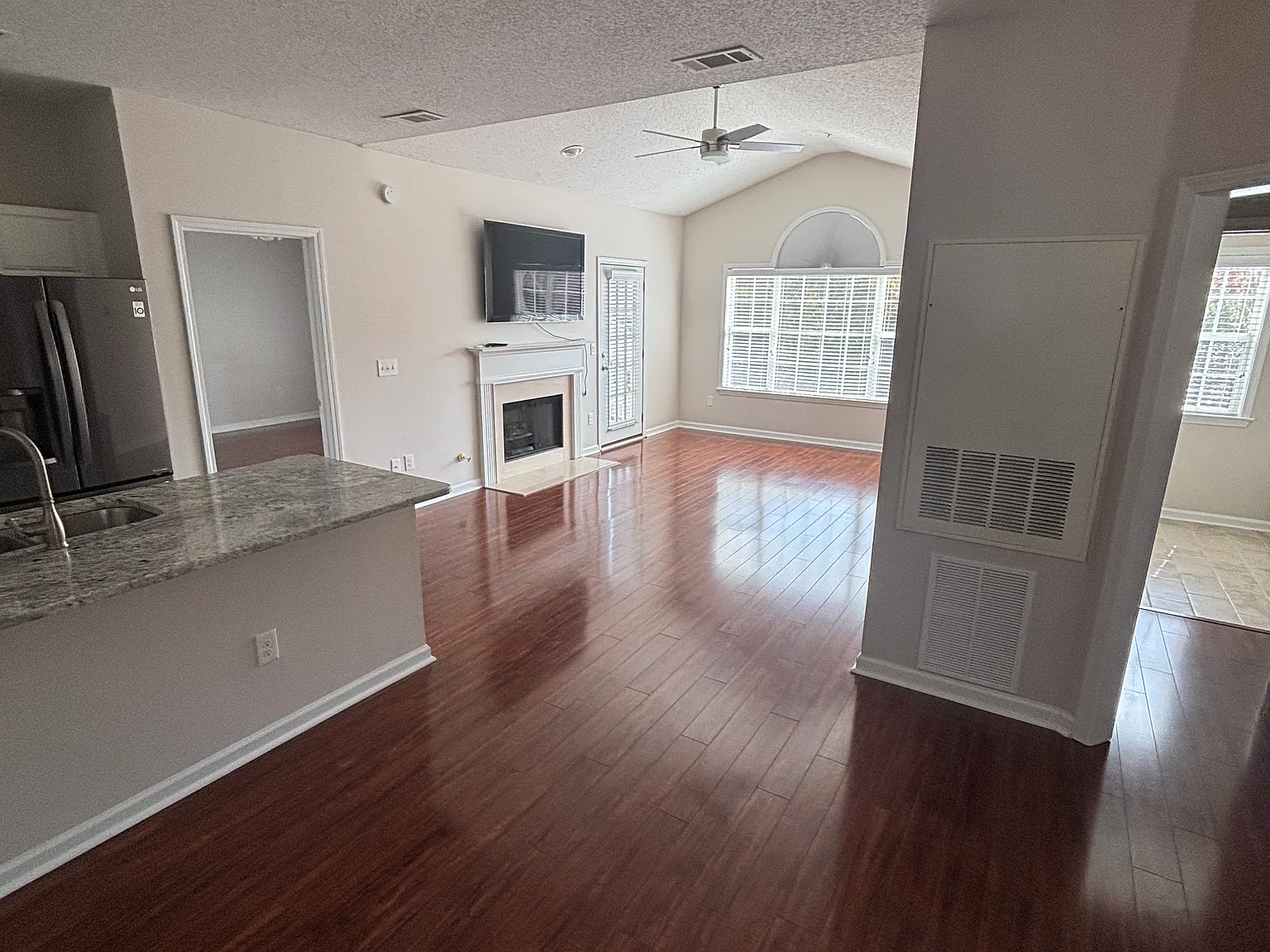 2 bed, 1215 sqft, $2,000 — Photo 4