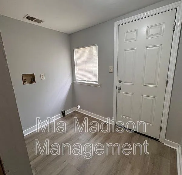 1423 Richards St — Photo 9
