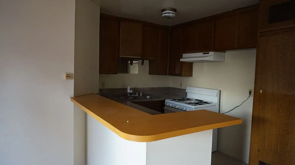 2 bed, 1.0 bath, 800 sqft, $2,570 — Photo 3