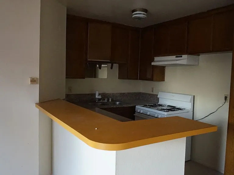 1441 Lake Shore Ave — Photo 3