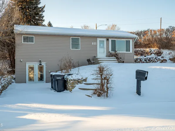 511 8th Ave NW, Mandan, ND 58554