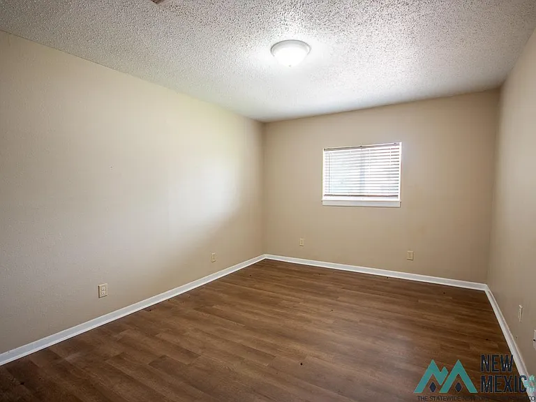 1704 Laura Ln — Photo 7