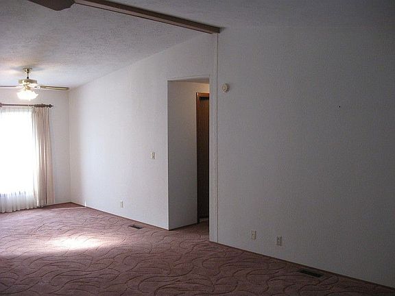 5th image of 219 S Aspen Pl