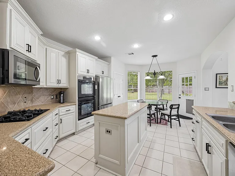 14 Guinevere Pl — Photo 9