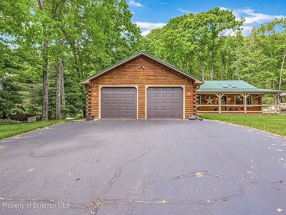 3rd image of 835 Lakeview Dr