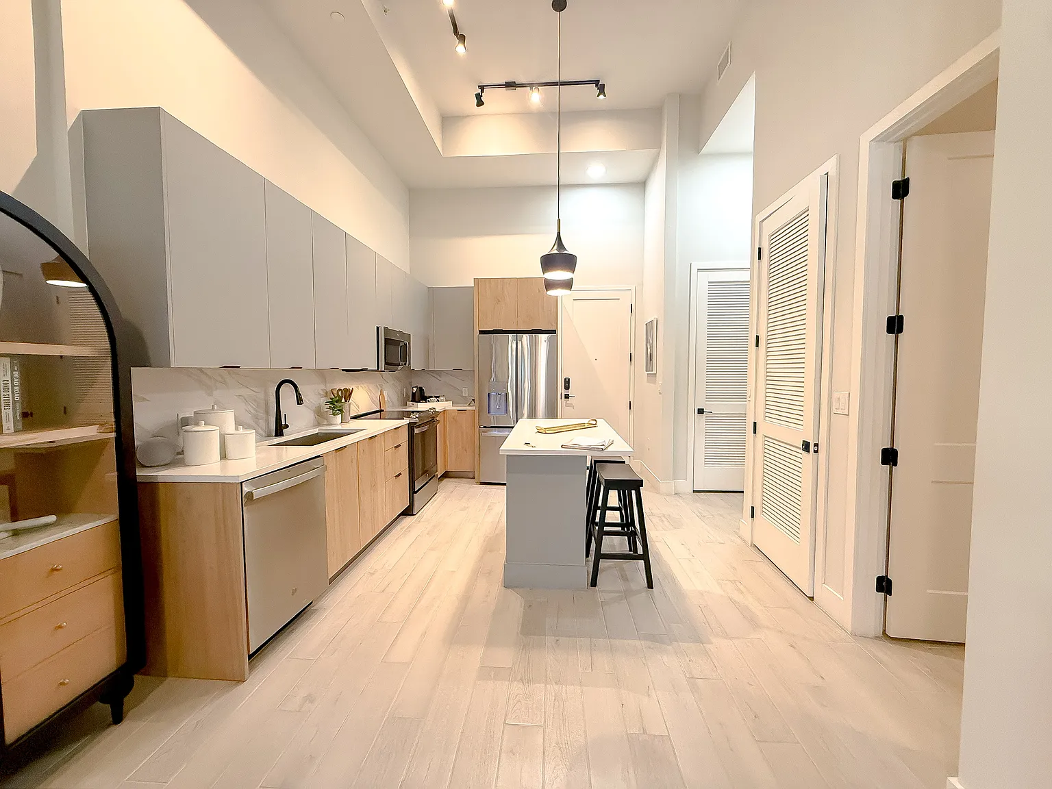 1 bed, 772 sqft, $2,570 — Photo 2