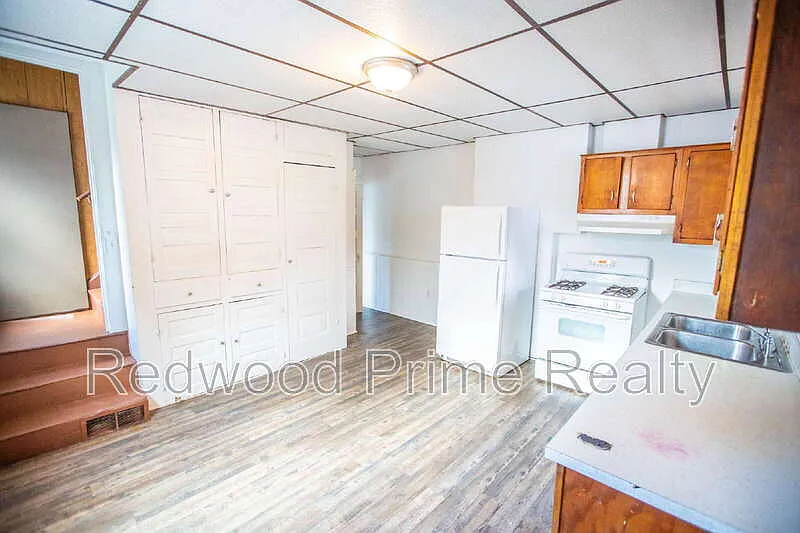 3 bed, 1.0 bath, $800 — Photo 3