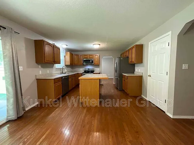 911 Victoria Ln — Photo 9