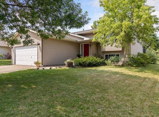 852 Sparrow Rd, Waconia, MN 55387