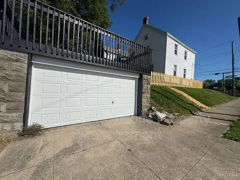 1600 Brewster Ave — Photo 29
