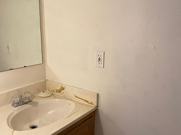 3rd image of 321 W 19th St