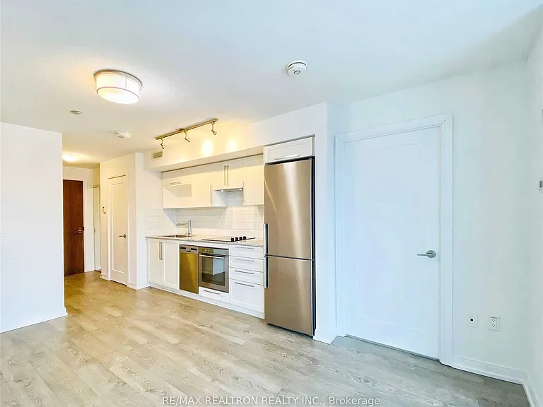 275 Village Green Sq #821 — Photo 7
