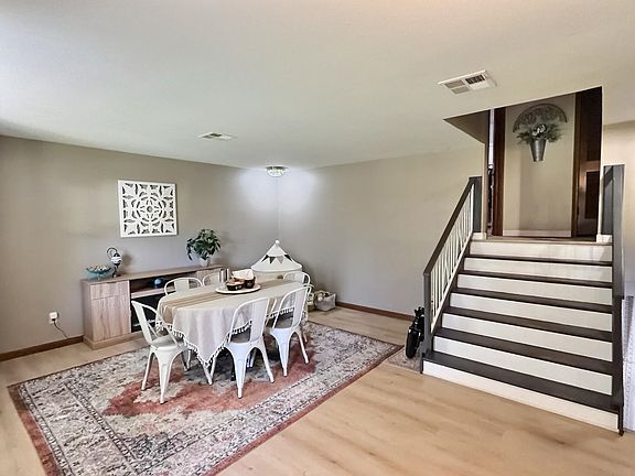 4th image of 818 E Greenway Ct