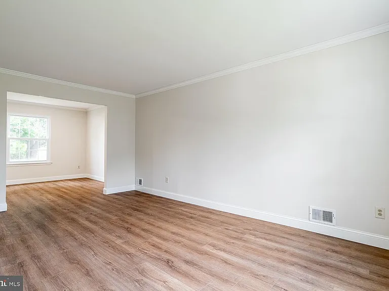 10 Honey Locust Ln — Photo 3