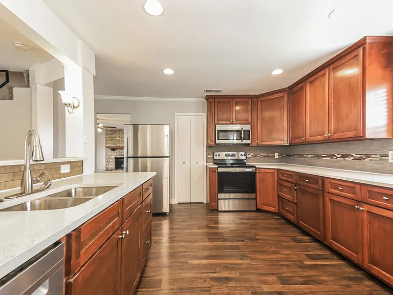 2325 Woodhollow Ave — Photo 7