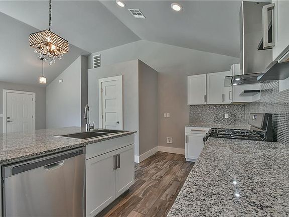 5th image of 4500 N Rockwell Ave