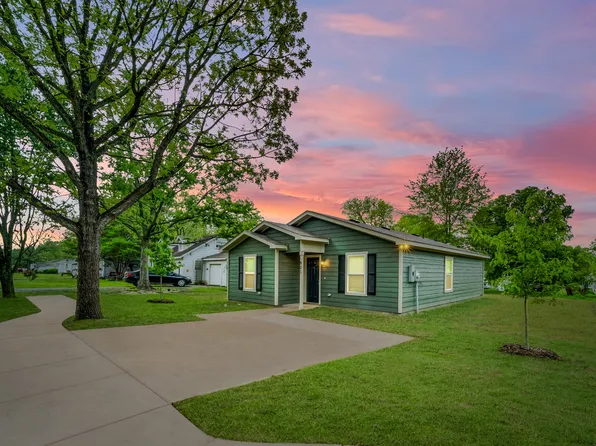 921 W 9th St, Bonham, TX 75418