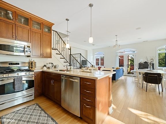 2nd image of 2258 W Grand Ave #3
