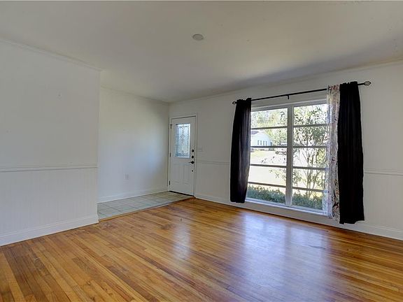 3rd image of 602 Gayfer Ave