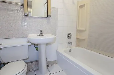 1521 W Barry Ave #2 — Photo 2
