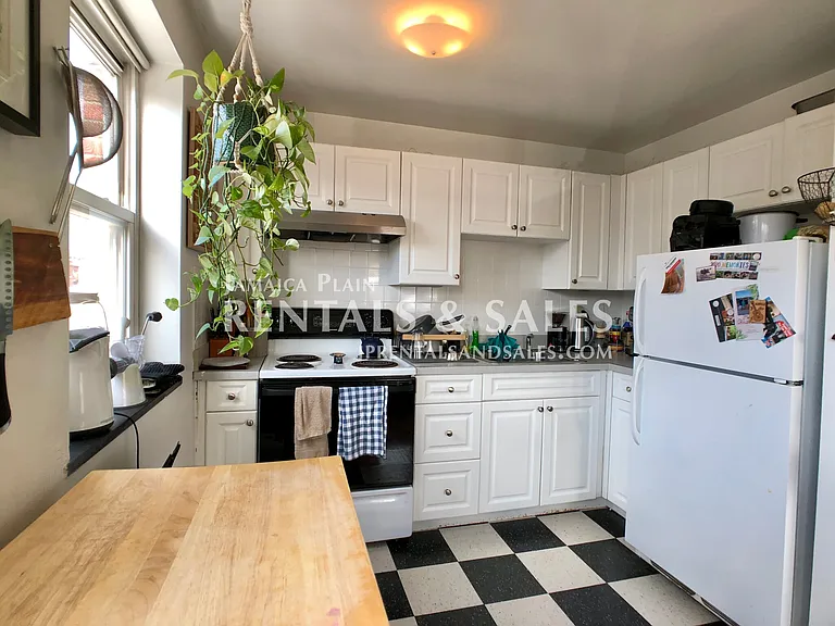594 Centre St #5 — Photo 2