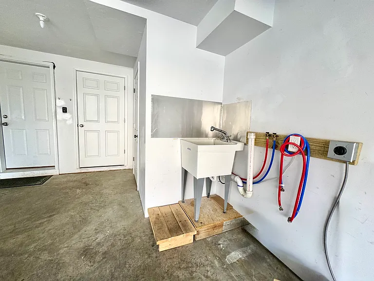 195 Moul Ave - Large Garage with W&D Hookups and Utility Sink
