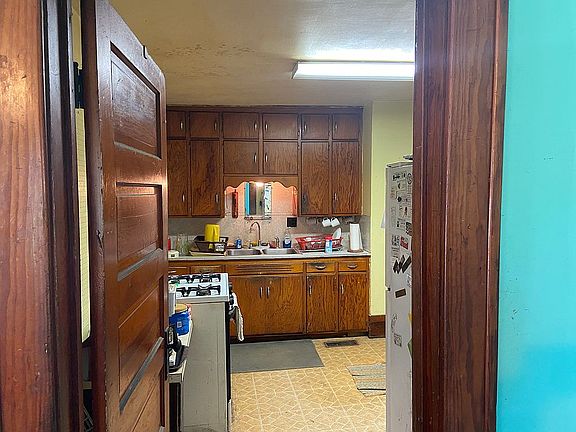 4th image of 957 E Madison St