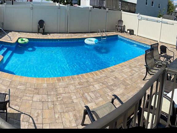 3rd image of 386 Adelaide Ave #2