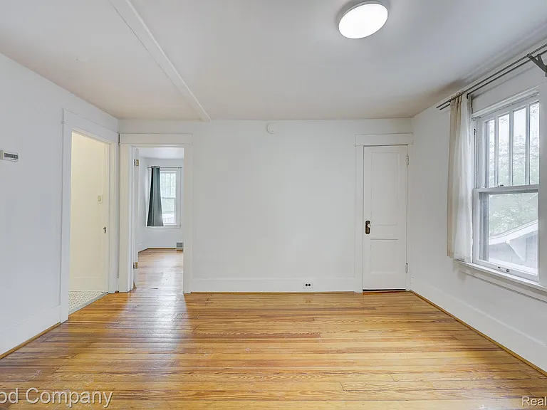 245 W Webster Ave — Photo 14