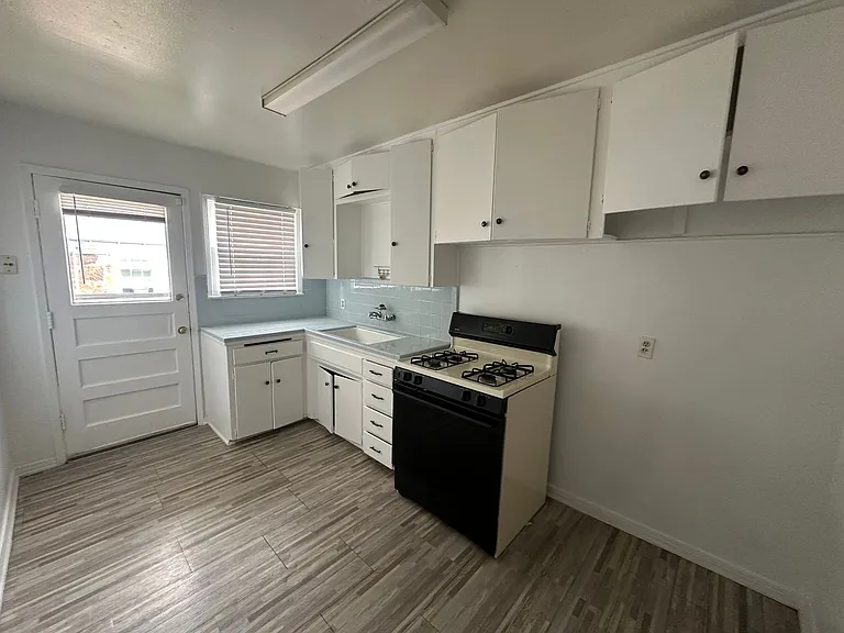 521 E Harmon Dr — Photo 18