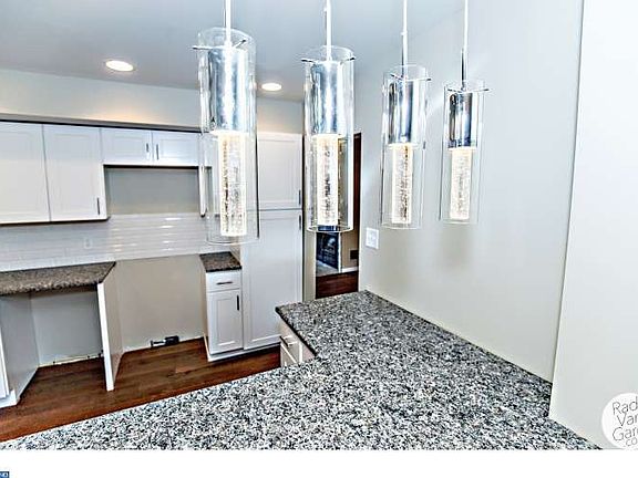 3rd image of 207 East Ct