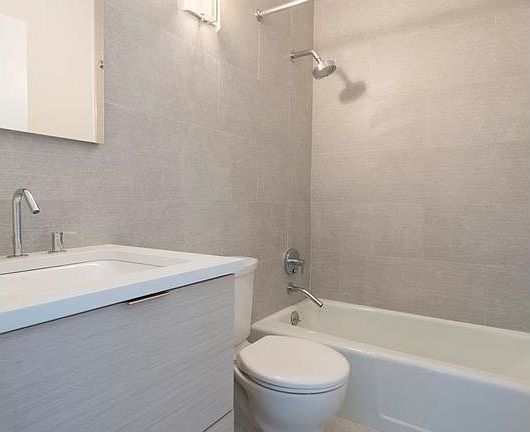 4th image of 230 W 55th St APT 20C