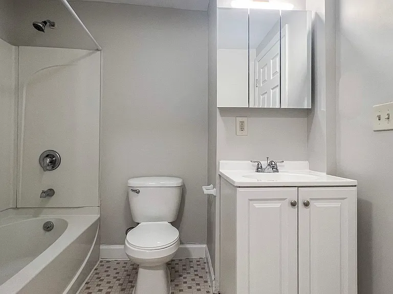 295 Franklin Ave — Photo 18