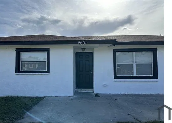 3 bed, 1042 sqft, $1,900 — Photo 2
