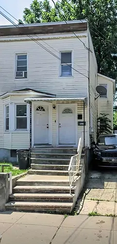 910 E Grand St Photo 1