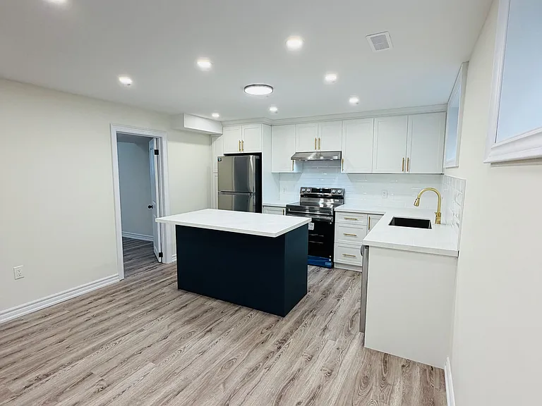 494 Woodbine Ave #LOWER — Photo 2