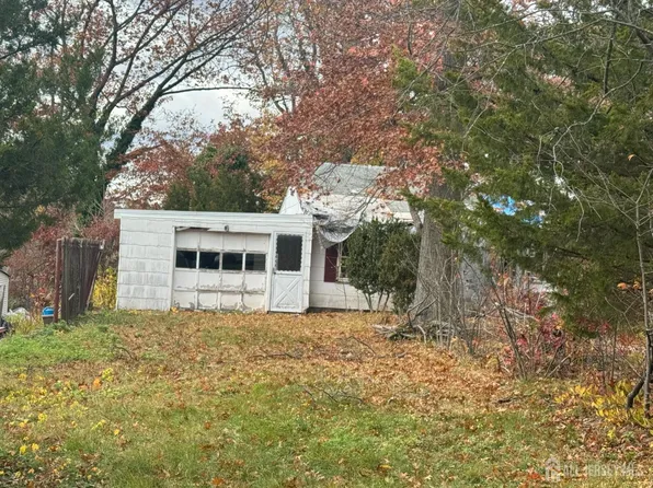 71 Elm Ave, Iselin, NJ 08830