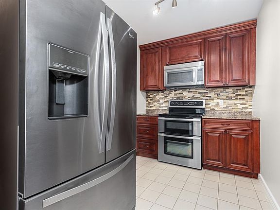 3rd image of 39 Queens Road UNIT 9