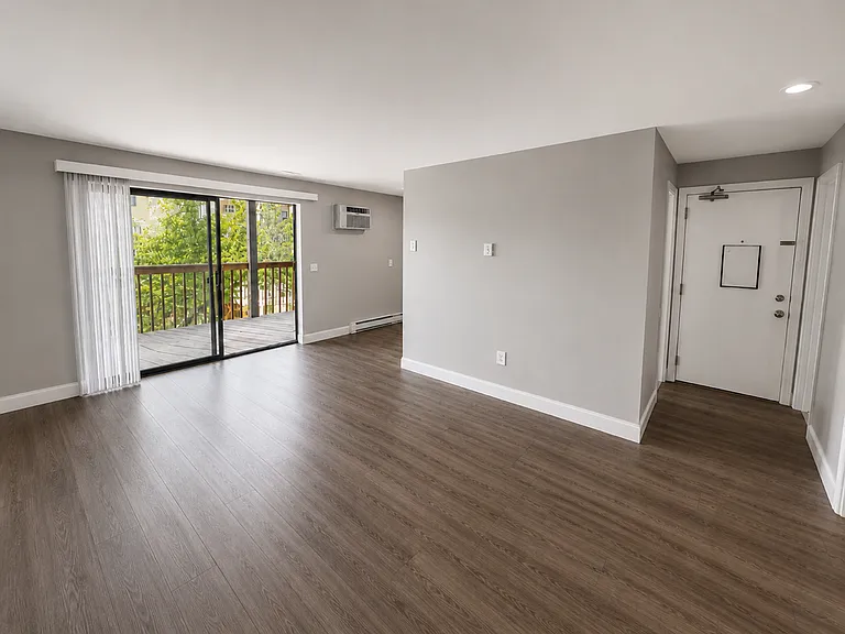 Courtview Square Apartments — Photo 2