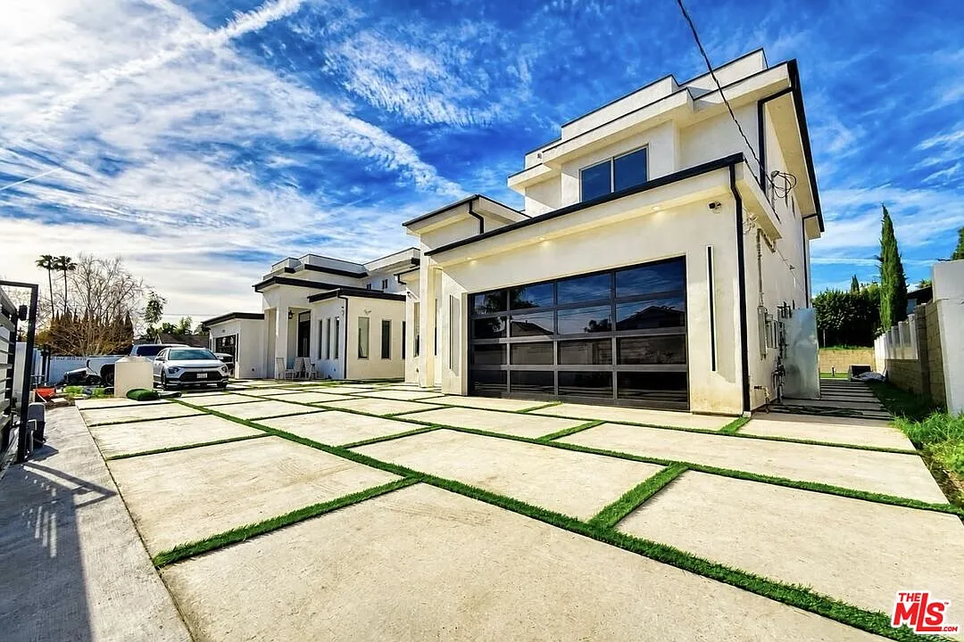 5 bed, 5.0 bath, 2700 sqft, $8,000 — Photo 2