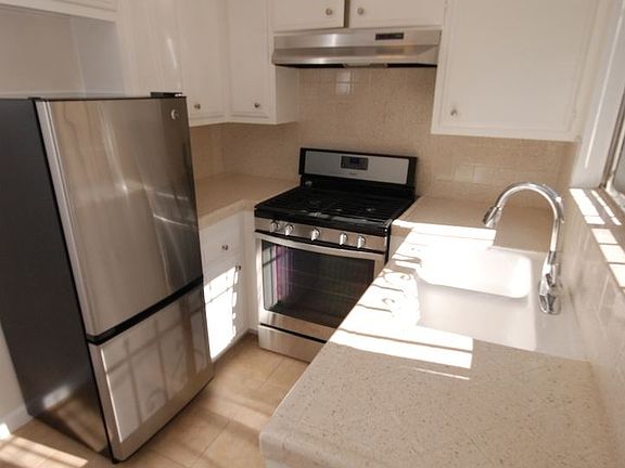 3rd image of 1202 N Fuller Ave APT 09