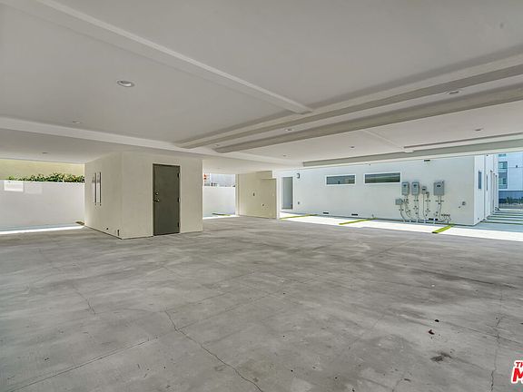 2nd image of 11611 Burbank Blvd #1161111615-1/2