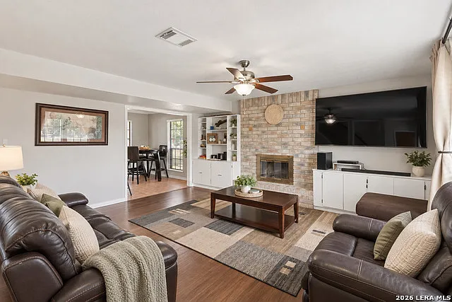 4 bed, 2.0 bath, 1740 sqft, $2,400 — Photo 4