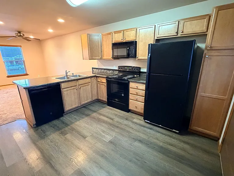 435 E St NE — Photo 5