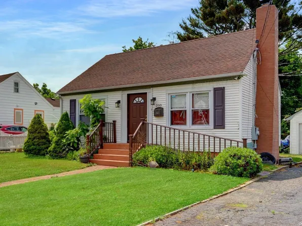 250 Earle Street, Central Islip, NY 11722